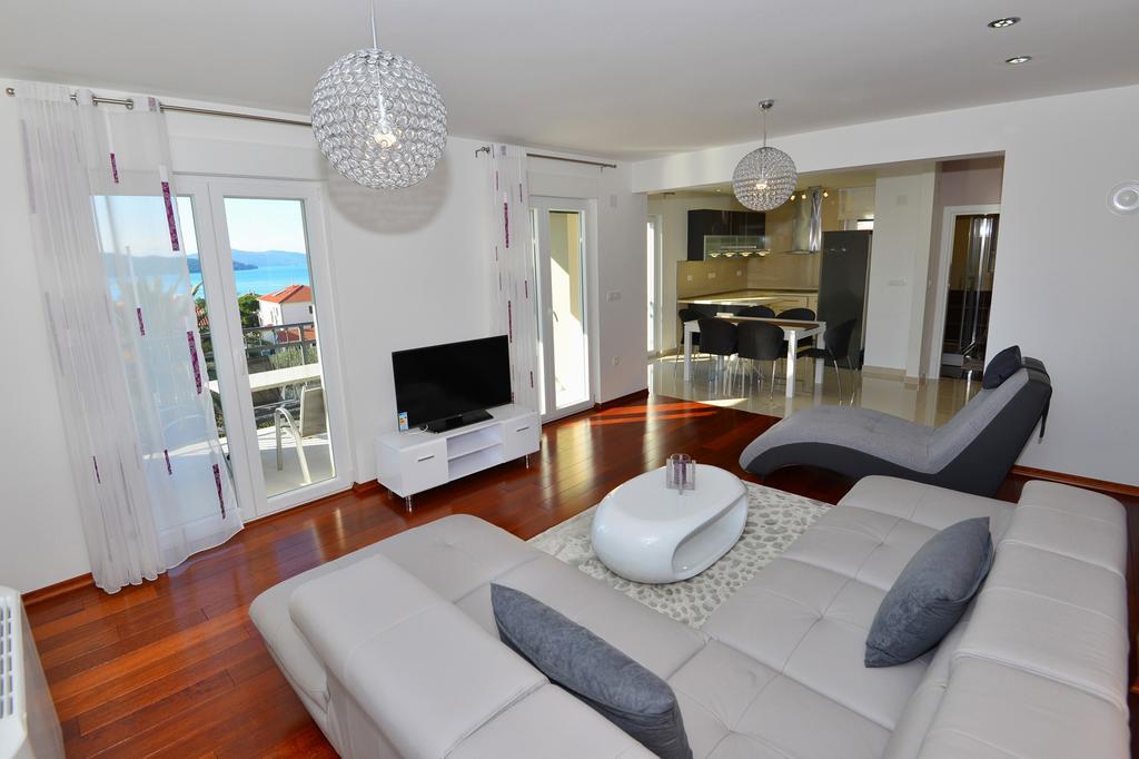 Apartments Villa Coratina 特罗吉尔 外观 照片