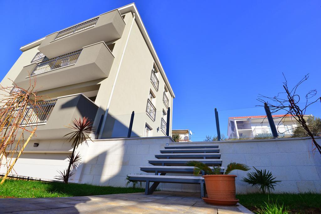 Apartments Villa Coratina 特罗吉尔 外观 照片